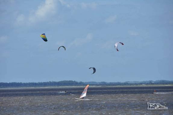 Windsurfistas e kitesurfistas disputam espaço na Laguna Garzon, a meio caminho entre Punta del Este e La Pedrera, no litoral do Uruguai
